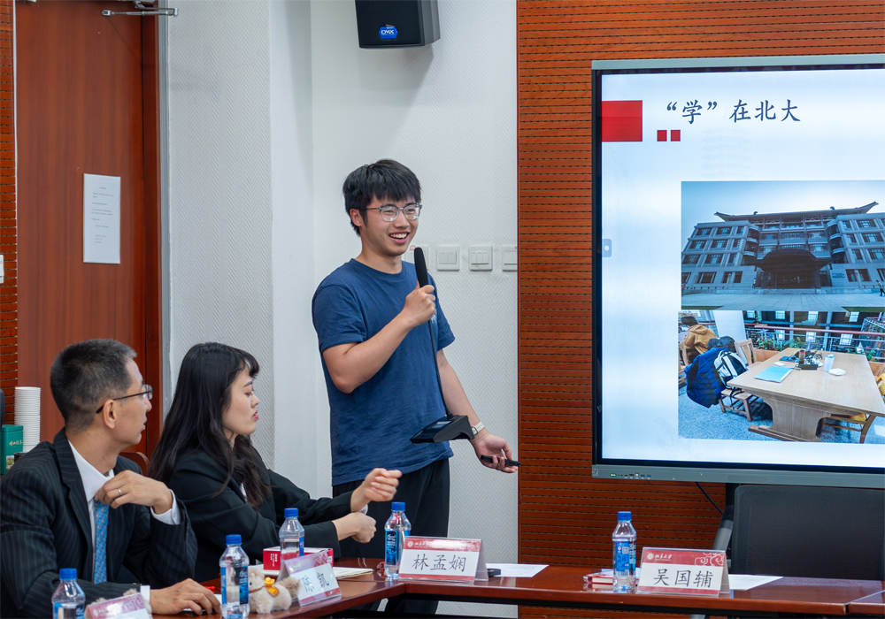 编辑后:图3 郝承汉介绍北大校园生活 DSC03673-已增强-降噪.jpg 编辑后:图3 郝承汉介绍北大校园生活 DSC03673-已增强-降噪.jpg