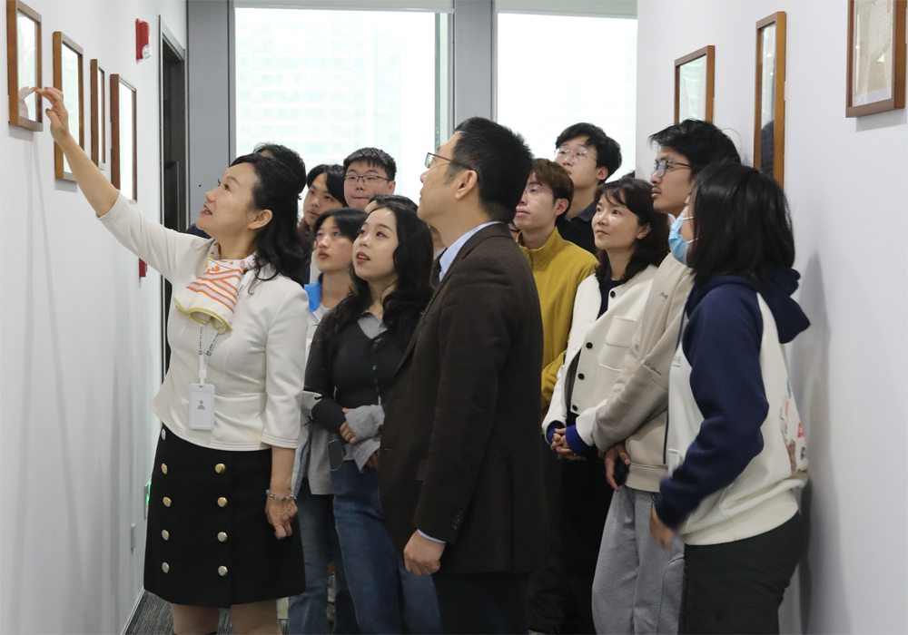 编辑后:图1 图1 师生参观公司职场.jpg