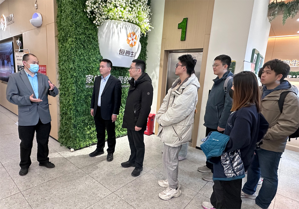 编辑后:图1 师生参观中心.jpg