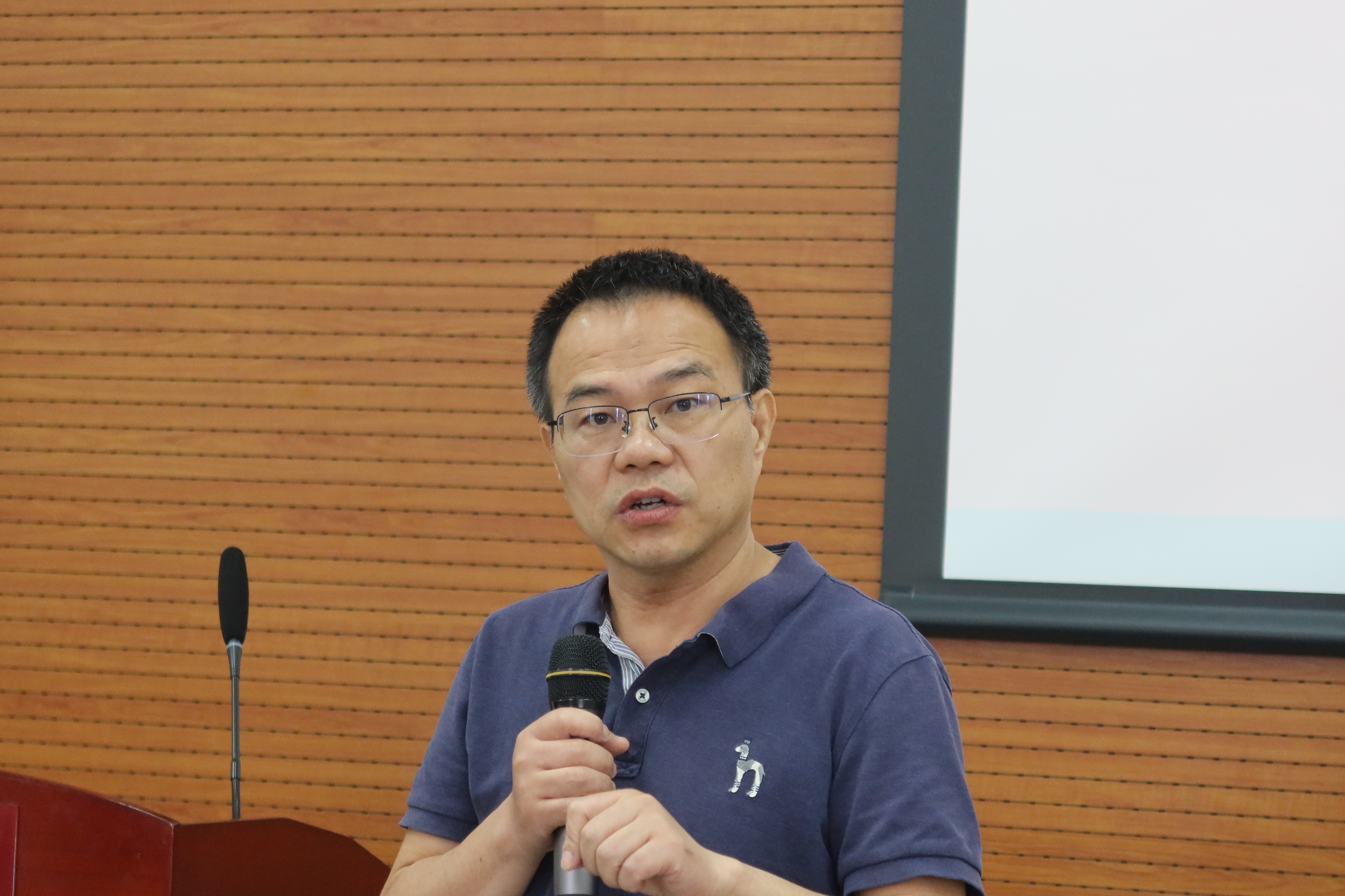 2-张鹏飞老师主持颁奖典礼.JPG